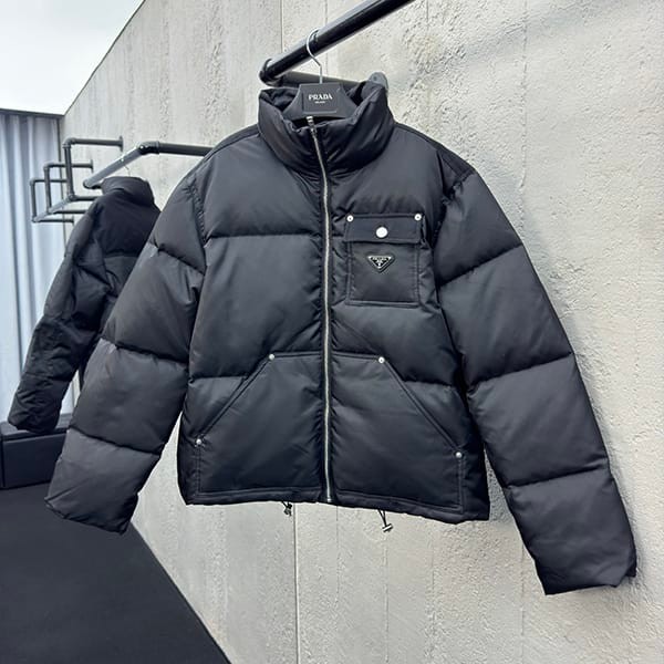 超話題!プラダ n級品 トライアングル ロゴ ナイロン ダウンジャケット pug84861